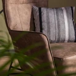 Fotel na metalowych nogach brązowy MODDA