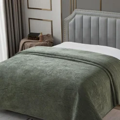 Narzuta na łóżko oliwkowa SILKY 200x220 cm
